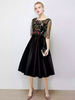 Robe belle de cocktail A-ligne en tulle noir col rond avec dentelle longueur molletlacets de dentelle avec doublure et jupon de cocktail