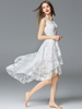 Robe blanche longue unicolore en organza devant court et derrière long à volants col rond