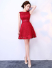Robe cérémonie rouge en satin mat col rond en dentelle décoré des fleur longueur au dessus de genou