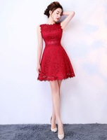 Robe cérémonie rouge en satin mat col rond en dentelle décoré des fleur longueur au dessus de genou