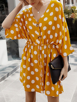 Robe dété à pois; col en V; bouton; robe de plage