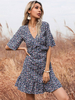 Robe dété bleu marine foncé col en V demi-manches plissée imprimé floral en polyester robe de plage mi-longue