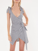 Robe dété noire robe plongeante Mini robe sans manches à carreaux irrégulière formant la robe moulante