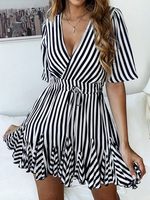 Robe dété rayée à demi-manches et volants plongeants formant la mini-robe