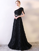 Robe de bal A-ligne en dentelle noir à une épaule avec ceinture longueur plancher