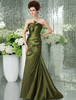Robe de bal bustier fourreau en taffetas vert plissé à traîne