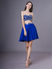 Robe de bal courte bleue royale avec une mousseline