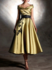 Robe de bal en tissu satiné avec décolleté et manches courtes et appliques