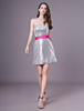 Robe de bal sans bretelles en argent avec ceinture et sequins