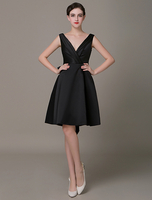 Robe de cocktail noir A-ligne tissu de satincol V croisé longueur genou détail zip ceinture avec jupon de graduation