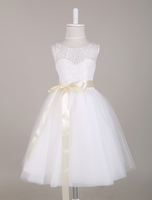 Robe de fille de fleur blanche Robe de princesse en dentelle col en forme de coeur avec ceinture Robe d\