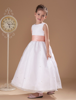 Robe de fille de fleurs en satin blanc avec ceinture