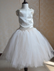 Robe de fille en satin mat ivoire de col bateau avec dentelle