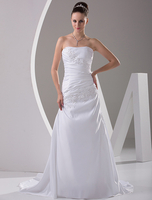 Robe de mariage fourreau blanche en satin bustier traîne courte