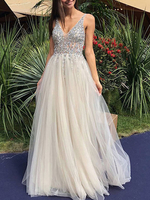 Robe de mariée 2021 Une ligne V cou sans manches perlée tribunal train robes de mariée en tulle