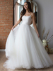 Robe de mariée blanche conçue décolleté sans manches dos nu fermeture éclair étagée avec train tulle longues robes de mariée