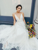 Robe de mariée blanche en chiffon col V plongeant à bretelle dos nu jupe plissée à traîne robe de mariage