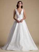 Robe de mariée blanche simple tissu en satin col en V sans manches dos nu taille naturelle arcs une ligne longues robes de mariée