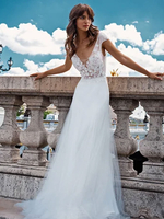 Robe de mariée bohème col et dos en V manche courte à traîne
