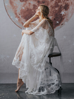 Robe de mariée bohème col et dos en V manche courte au sol