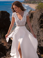 Robe de mariée bohème col V manche courte boutonné sur dos à petite traîne