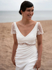 Robe de mariée bohème col V manche courte dos nu décoré des boutons à patite traîne