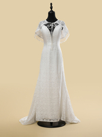 Robe de mariée bohème en dentelle à franges fourreau avec traîne taille naturelle fermeture éclair sans manches col en V ivoire