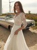 Robe de mariée bohème en dentelle col manche 3/4 boutonné sur dos à petite traîne