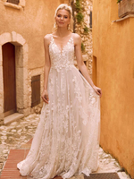 Robe de mariée bohème en dentelle col V à bretelle zip sur dos à traîne