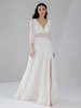 Robe de mariée bohème en mousseline de soie fendue sur le devant ligne a avec traîne taille naturelle dos nu manches 3/4 col en V ivoire