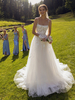 Robe de mariée bohème en tulle et dentelle coupe trapèze avec traîne taille naturelle fermeture éclair sans manches col carré ivoire