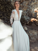 Robe de mariée bohème haut en dentelle col V boutonné sur dos jupe en satin
