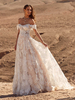 Robe de mariée bohème ivoire en dentelle col en coeur sans manche à traîne