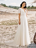 Robe de mariée bohème ivoire en mousseline de soie manches courtes col en V A-ligne avec une petite traîne
