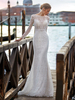 Robe de mariée bohème sirène en dentelle col rond dos nu à petite traîne