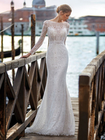 Robe de mariée bohème sirène en dentelle col rond dos nu à petite traîne