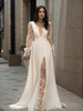 Robe de mariée Boho en dentelle coupe trapèze taille naturelle dos nu manches longues col en V ivoire