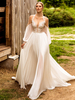 Robe de mariée Boho en dentelle fendue sur le devant coupe trapèze taille naturelle boutons fonctionnels manches longues décolleté illusion ivoire