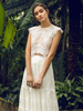 Robe de mariée Boho en dentelle ligne a avec traîne taille naturelle boutons fonctionnels manches courtes col bijou ivoire