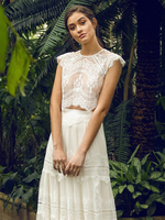 Robe de mariée Boho en dentelle ligne a avec traîne taille naturelle boutons fonctionnels manches courtes col bijou ivoire