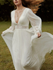 Robe de mariée Boho en mousseline de soie et dentelle coupe trapèze taille naturelle dos nu manches longues col en V ivoire