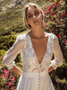 Robe de mariée Boho ivoire col v décoré des boutonns dos v avec petite traîne