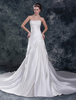 Robe de mariée boule blanche en satin avec encolure coeur à traîne chapelle