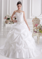 Robe de mariée boule blanche en taffetas encolure coeur à traîne courte