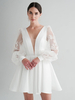 Robe de mariée courte à col en V et manches longues coupe trapèze