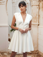 Robe de mariée courte col en v sans manches ligne a taille naturelle tissu satiné