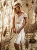 Robe de mariée courte col V manche courte boutonné sur dos au genou