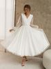 Robe de mariée courte col V manche longue boutonné sur dos au dessous de genou