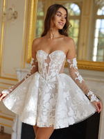 Robe de mariée courte en dentelle à col en cœur et manches mi-longues