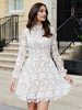 Robe de mariée courte en dentelle col montant manche longue boutonné sur dos
